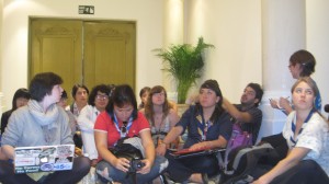 Jóvenes discutiendo sobre que temáticas son las más importantes para discutir/ Fotografía: Andrea Arzaba