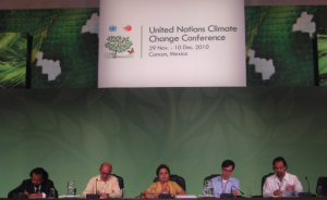 El panel de discusión, con Espinosa en el medio / Fotografía: Andrea Arzaba